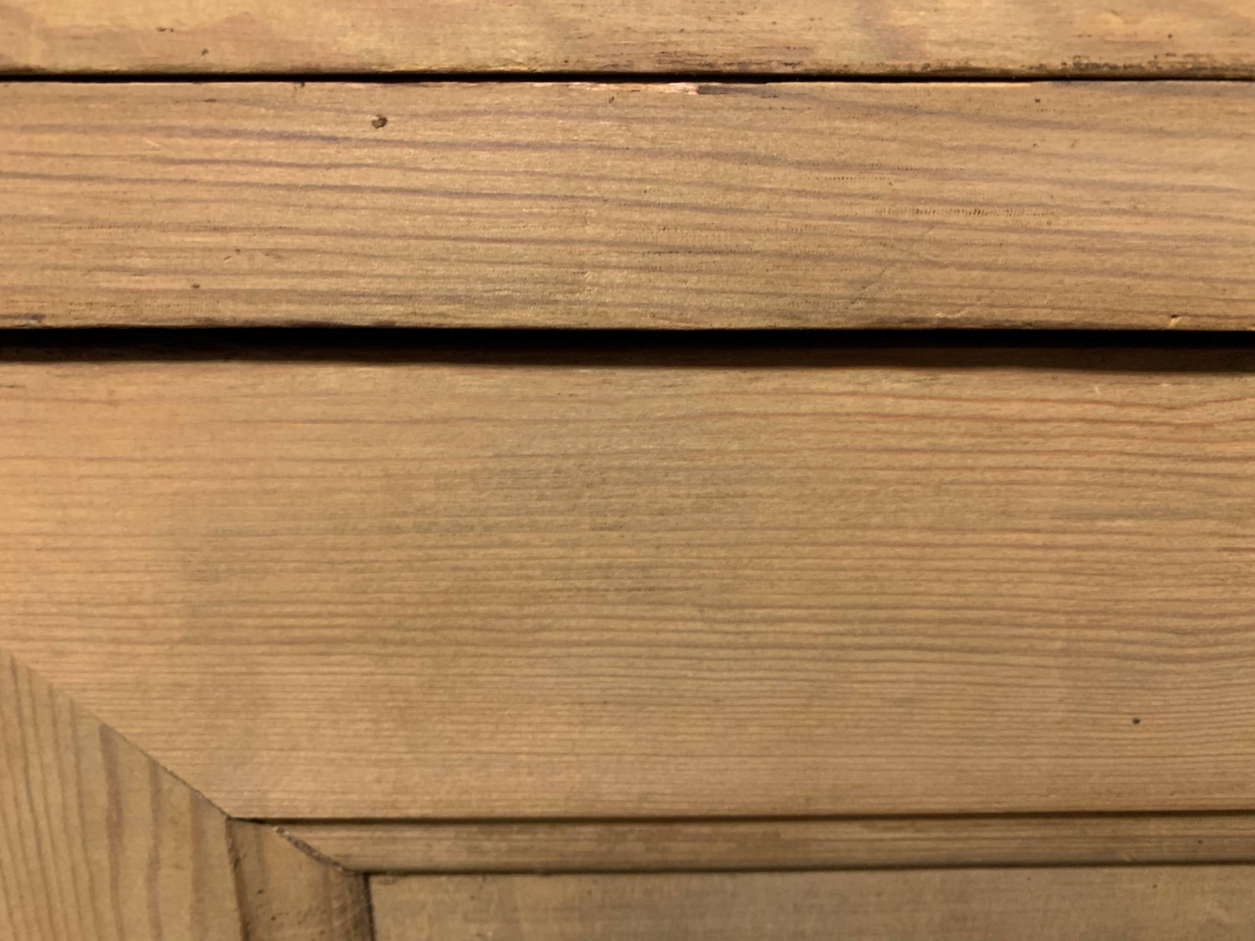 Décapage d'un meuble en bois vernis –  solutions de